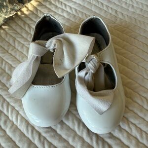 Kenneth Cole White Kids Dress Shoes with Bow